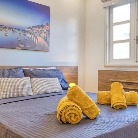 Bright 4Th Floor Apartment With Balcony, Steps From Valletta *