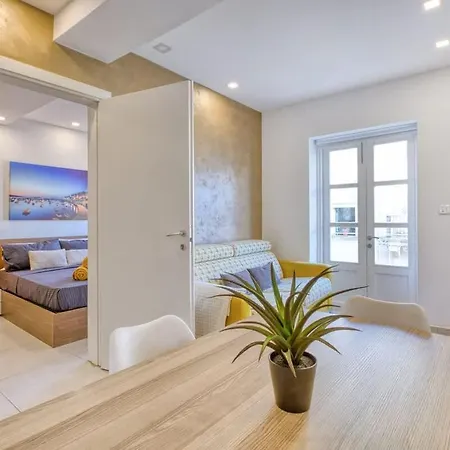 Bright 4Th Floor Apartment With Balcony, Steps From Valletta Appartement
