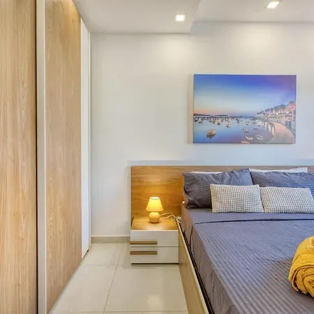 Bright 4Th Floor Apartment With Balcony, Steps From Valletta *