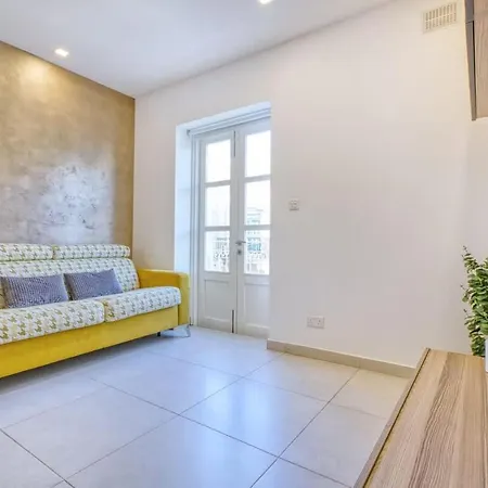 Bright 4Th Floor Apartment With Balcony, Steps From Valletta