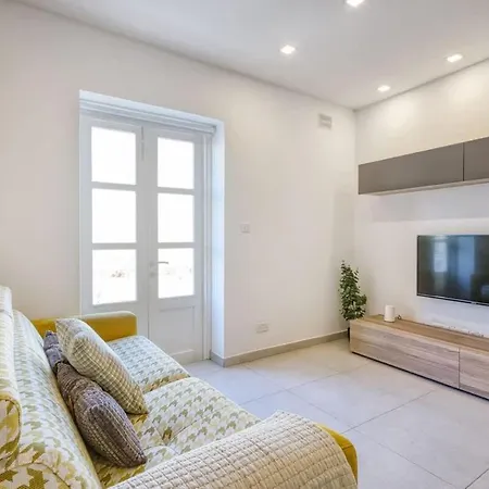 Bright 4Th Floor Apartment With Balcony, Steps From Valletta Appartement *