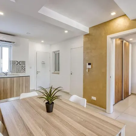 Bright 4Th Floor Apartment With Balcony, Steps From Valletta *