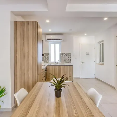 Bright 4Th Floor Apartment With Balcony, Steps From Valletta Appartement