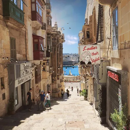 Bright 4th Floor With Balcony, Steps From Valletta