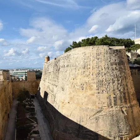 Bright 4th Floor With Balcony, Steps From Valletta *