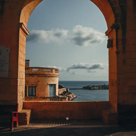 Bright 4th Floor With Balcony, Steps From Valletta